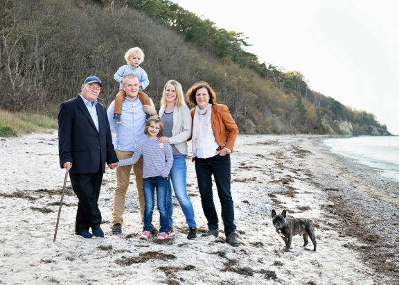 Familienfotograf rostock familienfotos strand familienfotografin rostock warnemuende strand familienshooting 001