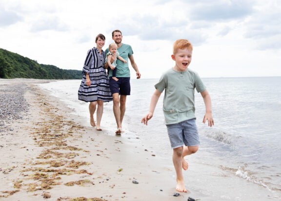 Familienfotograf rostock familienfotos strand familienfotografin rostock warnemuende strand familienshooting 027