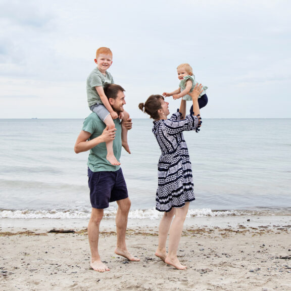 Familienfotograf rostock familienfotos strand familienfotografin rostock warnemuende strand familienshooting 028