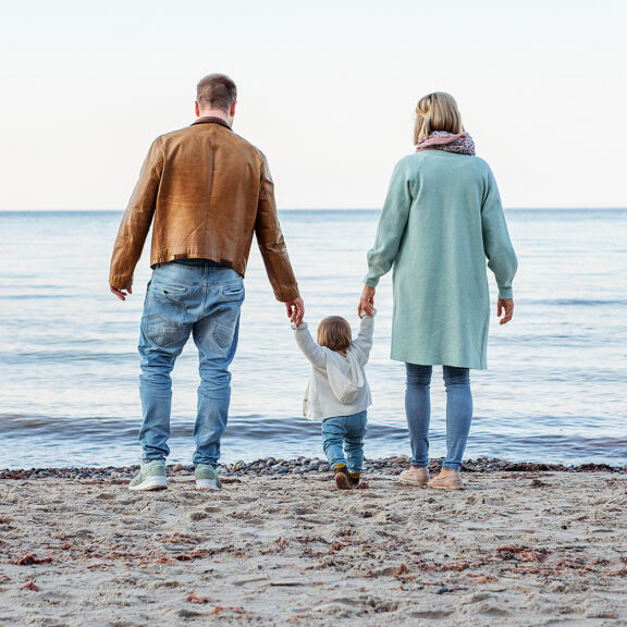 Familienfotograf rostock familienfotos strand familienfotografin rostock warnemuende strand familienshooting 031